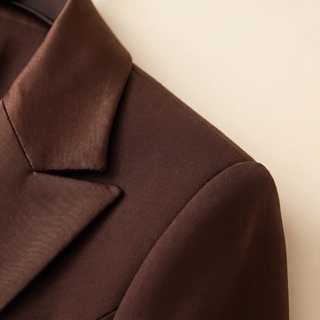 Compleet zakelijk dames broekpak voor een elegante en professionele look; tweedelige set met blazer en broek.