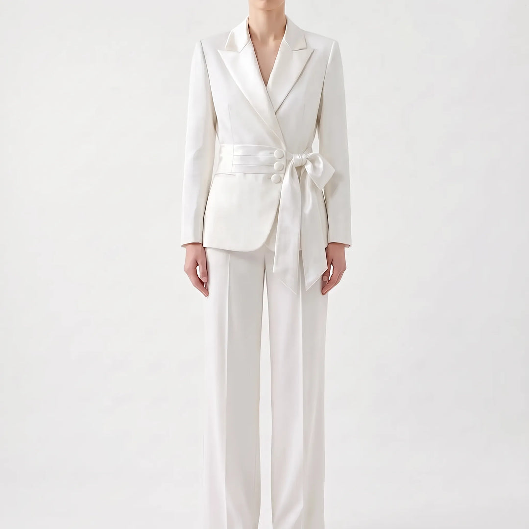 Modieus damespak, comfortabel vallende zakelijke blazer en broek, voor een professionele en elegante damesmode.