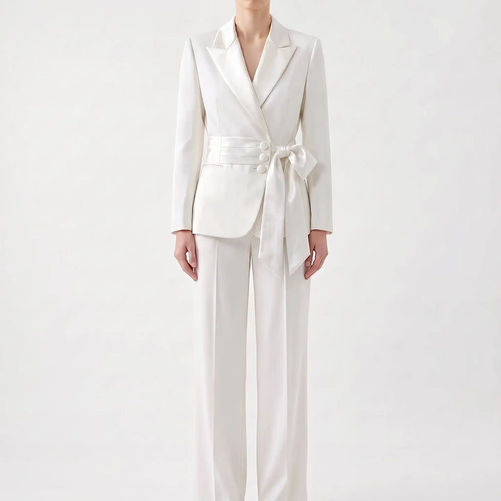 Modieus damespak, comfortabel vallende zakelijke blazer en broek, voor een professionele en elegante damesmode.