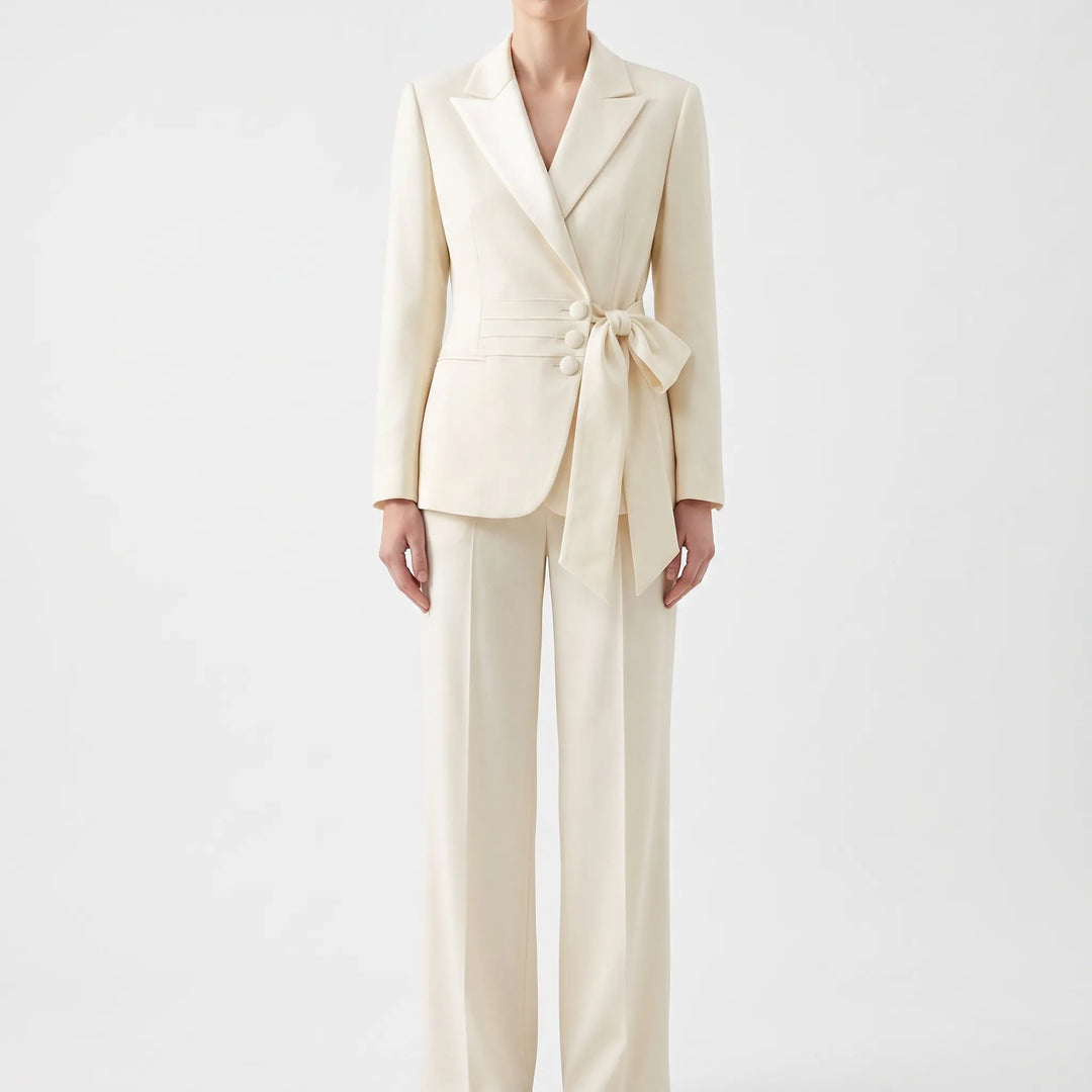 Klassiek elegant damespak in een effen kleur, tweedelige set met zakelijke blazer en broek, ideaal voor werk.