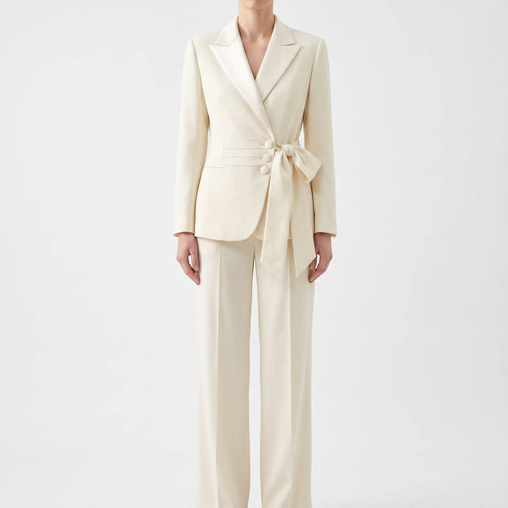 Klassiek elegant damespak in een effen kleur, tweedelige set met zakelijke blazer en broek, ideaal voor werk.