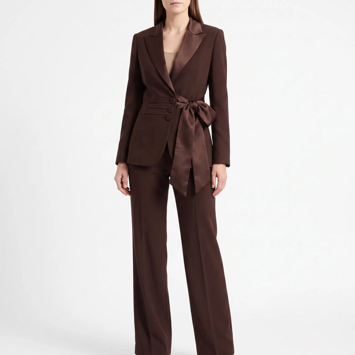 Professioneel dames broekpak, stijlvol te dragen als zakelijke kleding set of apart voor elegante mode.