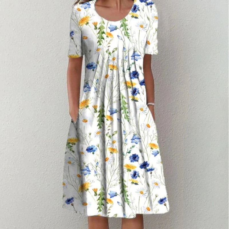 Close-up van de v-hals en fleurige bloemenprint op deze luchtige dames zomerjurk. Elegante casual midi-jurk.