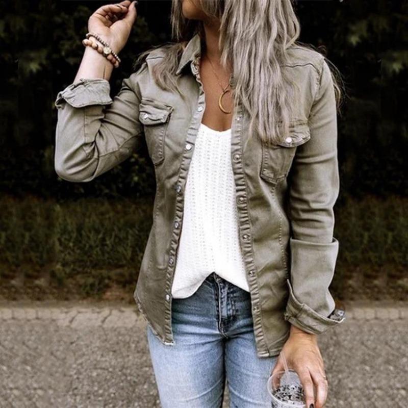 Detailopname van het groene denim jack voor dames