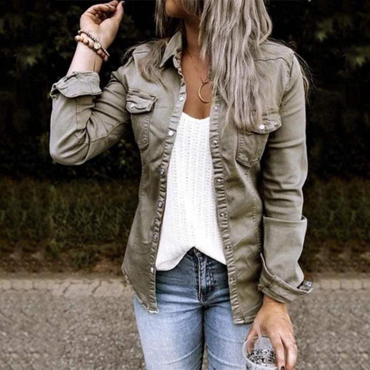 Detailopname van het groene denim jack voor dames
