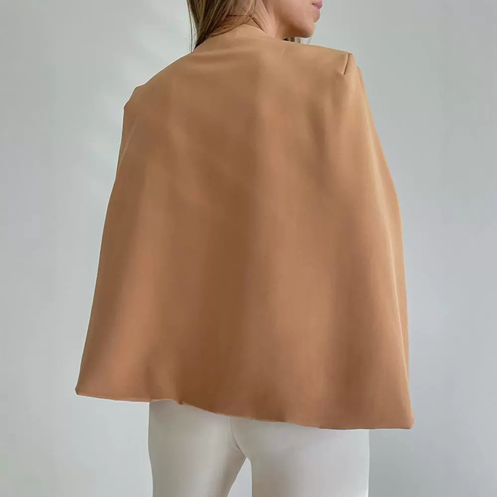 Achterkant van de beige kraagloze damesblazer voor een stijlvolle look