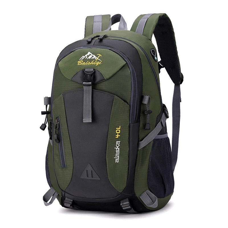 Unisex waterdichte outdoor rugzak in actie; ideaal voor reizen, wandelen en kamperen. Duurzaam en comfortabel.