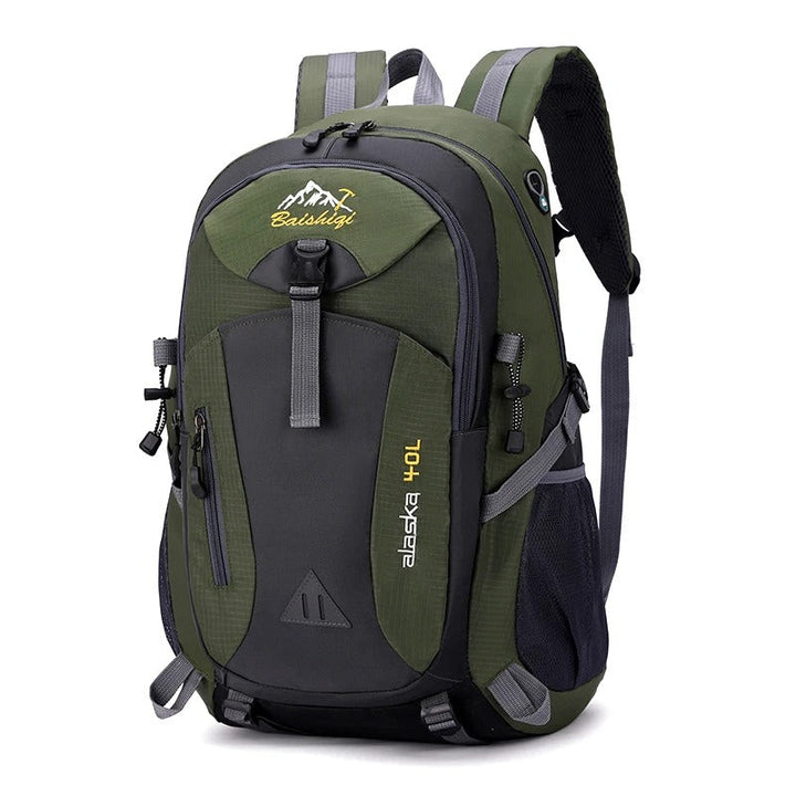 Unisex waterdichte outdoor rugzak in actie; ideaal voor reizen, wandelen en kamperen. Duurzaam en comfortabel.