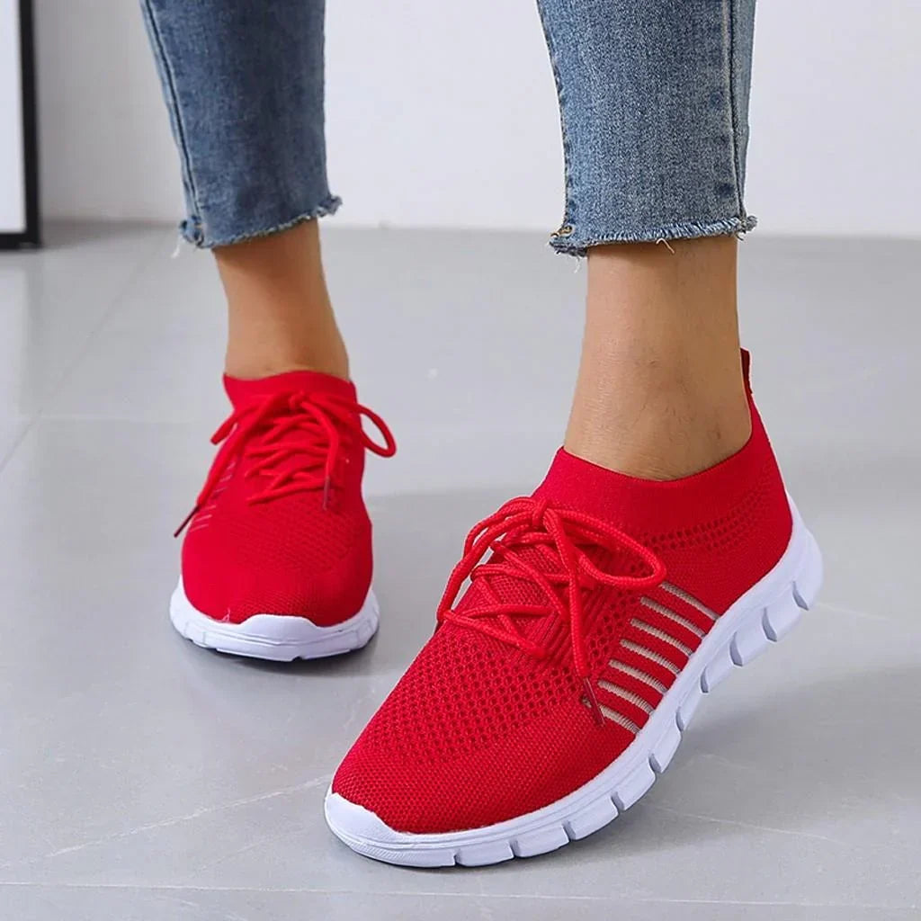 Rode orthopedische dames sneakers, gedragen en tonen ademend design.