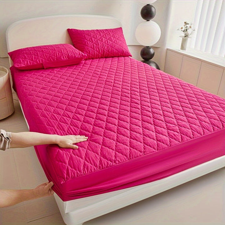 Luxe beddengoed accessoire: wit gewatteerd matrasbeschermer liggend