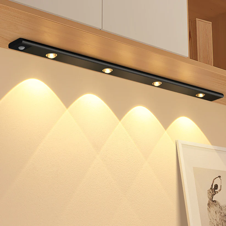 Flexibele LED wandlamp met aanpasbare kleuren, creëert sfeervolle verlichting in elk interieur.