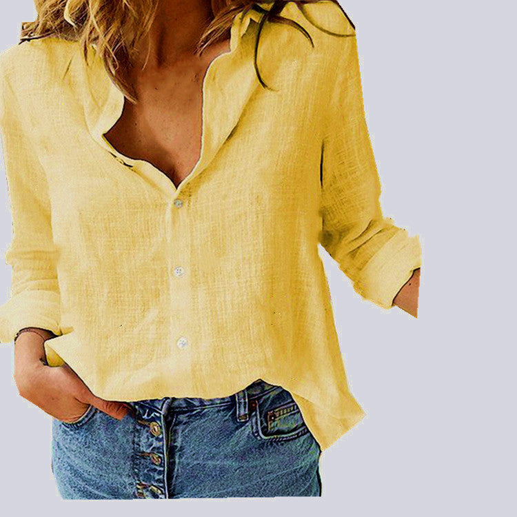 Gele lichte damesblouse met losse pasvorm en zakken.