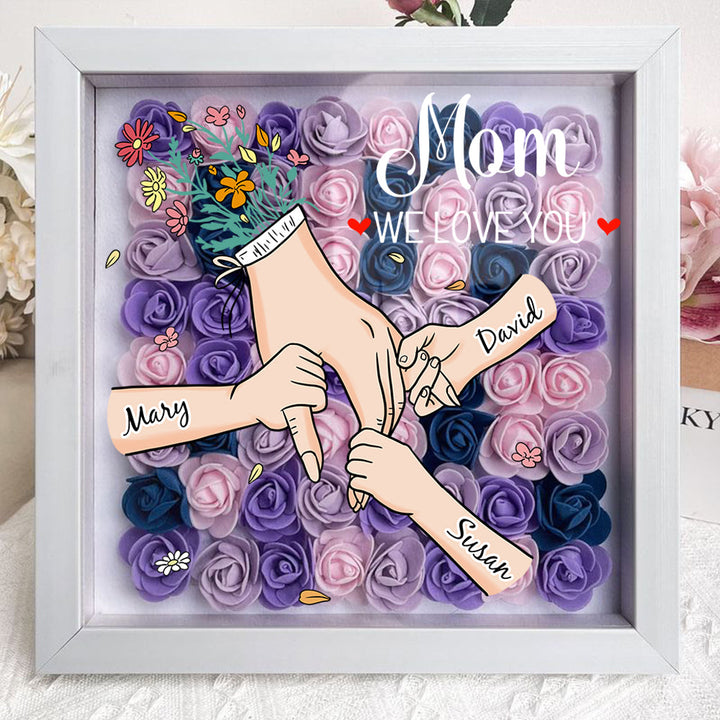 Decoratieve bloemen schaduwdoos, gepersonaliseerd met familielidnamen, een liefdevol geschenk.