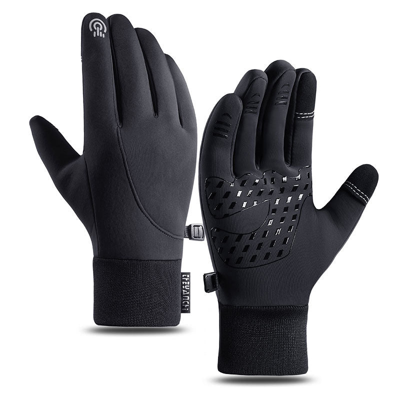 Persoon draagt wind- en waterdichte verwarmbare winterhandschoenen tijdens fietsen in koude omstandigheden.