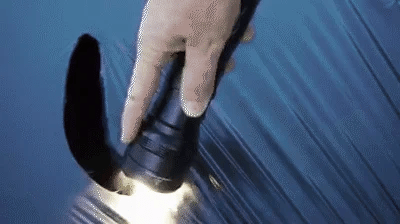 Robuuste 100.000 lumen LED zaklamp liggend op een oppervlak