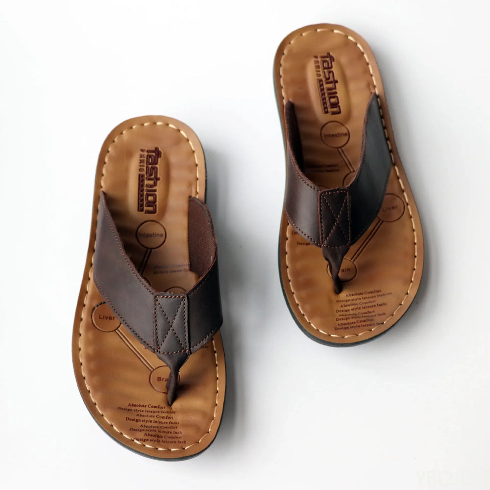 Comfortabele bruine heren slippers met antislip, perfect voor zomerse dagen, strand of dagelijks gebruik.
