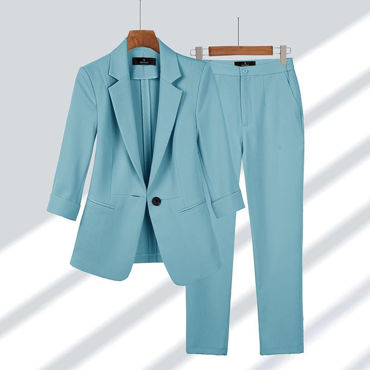 Formeel damespak 'Olivia' bestaande uit een stijlvol colbert en rechte pantalon, perfect voor elke gelegenheid.