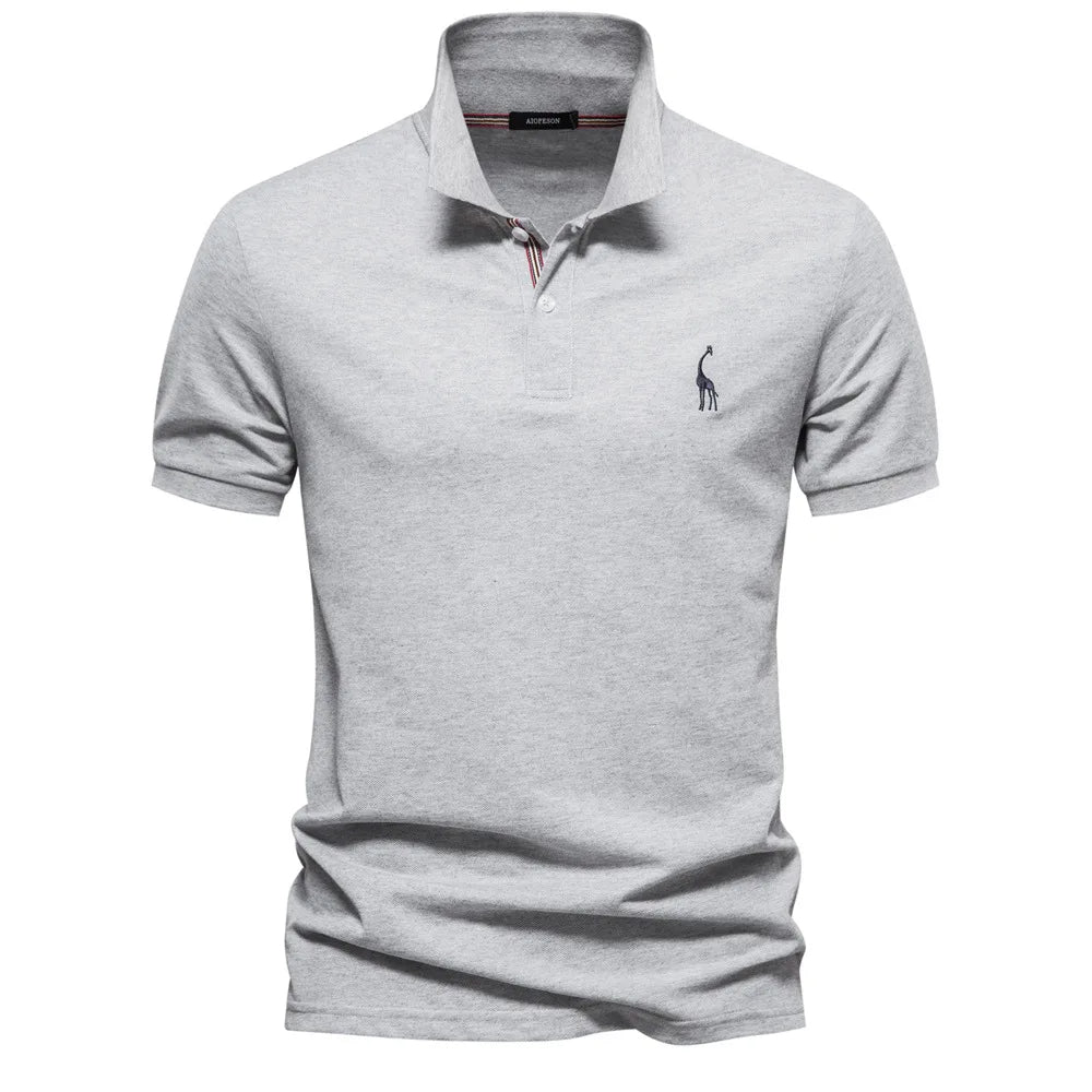 Modieus heren poloshirt met verfijnd borduurwerk, perfect voor een elegante casual lente- en zomeroutfit.