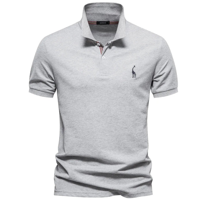 Modieus heren poloshirt met verfijnd borduurwerk, perfect voor een elegante casual lente- en zomeroutfit.