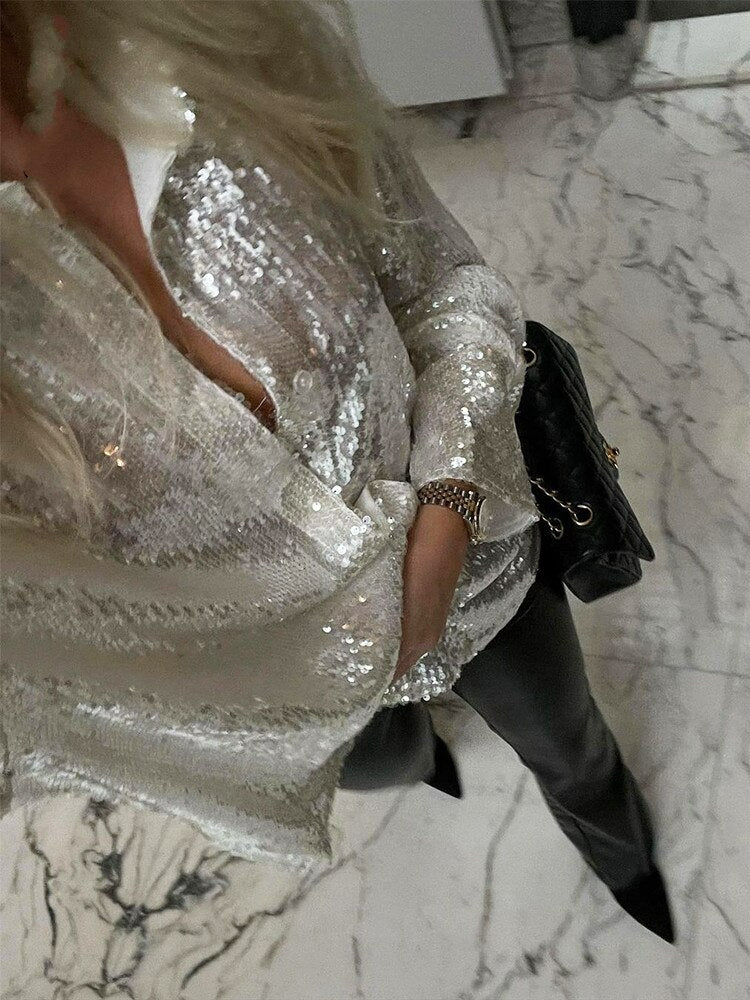 Comfortabele damesblouse in oversized model met subtiele glitters; ideaal voor lente- en zomeroutfits.