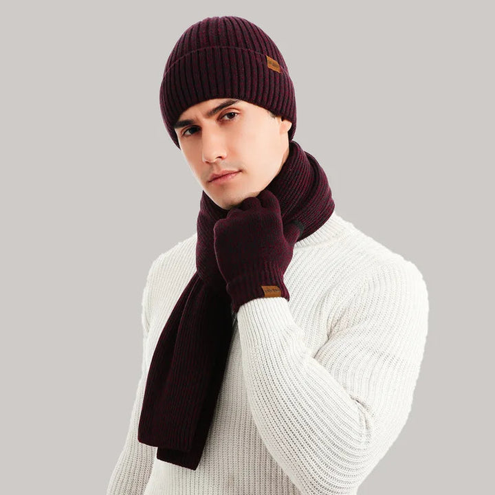 Heren winterset in bordeauxrood, inclusief muts, sjaal en handschoenen, voor een complete look.
