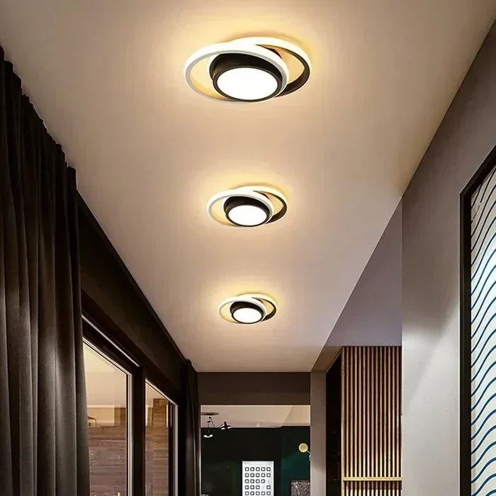 Zwarte energiezuinige LED plafondlamp, strak design, perfect voor gang en modern interieur.