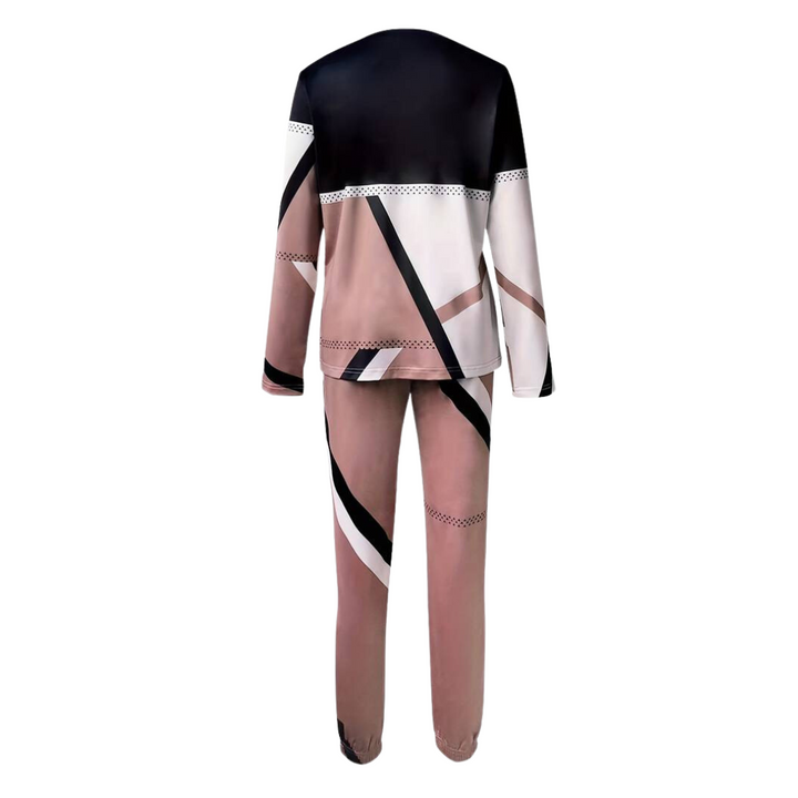 Close-up van de zachte stof van de dames tweedelige lounge set Sophie, comfortabele trui en broek.