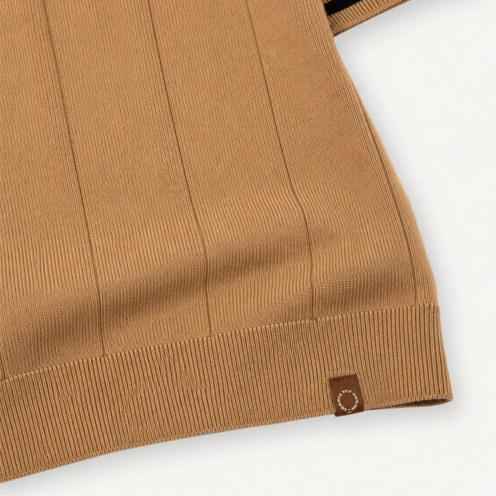 Man draagt een comfortabele heren polo met ritskraag, perfect voor een casual maar stijlvolle uitstraling.