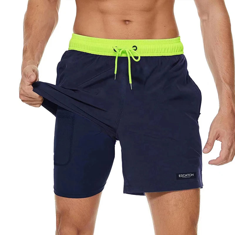 Donkerblauwe sportshort getoond met felgroene elastische tailleband en binnenbroek
