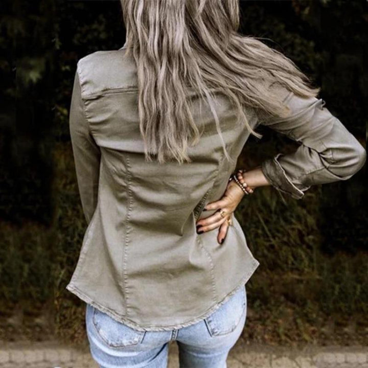 Achteraanzicht van het stijlvolle dames denim jasje