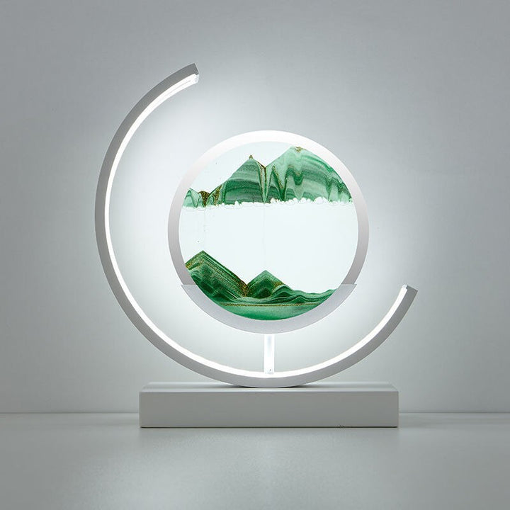 "3D zandschelp tafellamp met rustgevende zandpatronen, dynamische vormen en zachte LED-verlichting in modern acryl design."