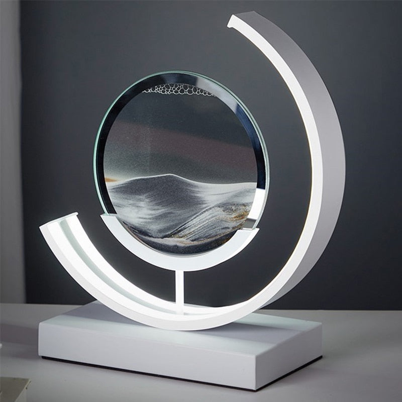 "3D zandschelp tafellamp met rustgevende zandpatronen, dynamische vormen en zachte LED-verlichting in modern acryl design."