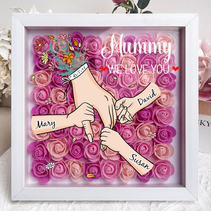 Decoratieve schaduwdoos met bloemen en hart, gepersonaliseerd met namen, een liefdevol familie aandenken.