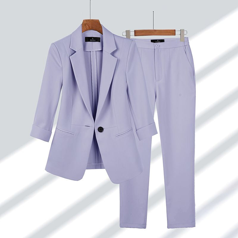 Modern tweedelig damespak 'Olivia' met chic colbert en comfortabele pantalon; een veelzijdige keuze.