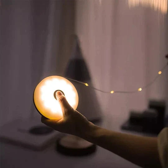 Compacte oprolbare tuinverlichting getoond naast een smartphone voor schaal