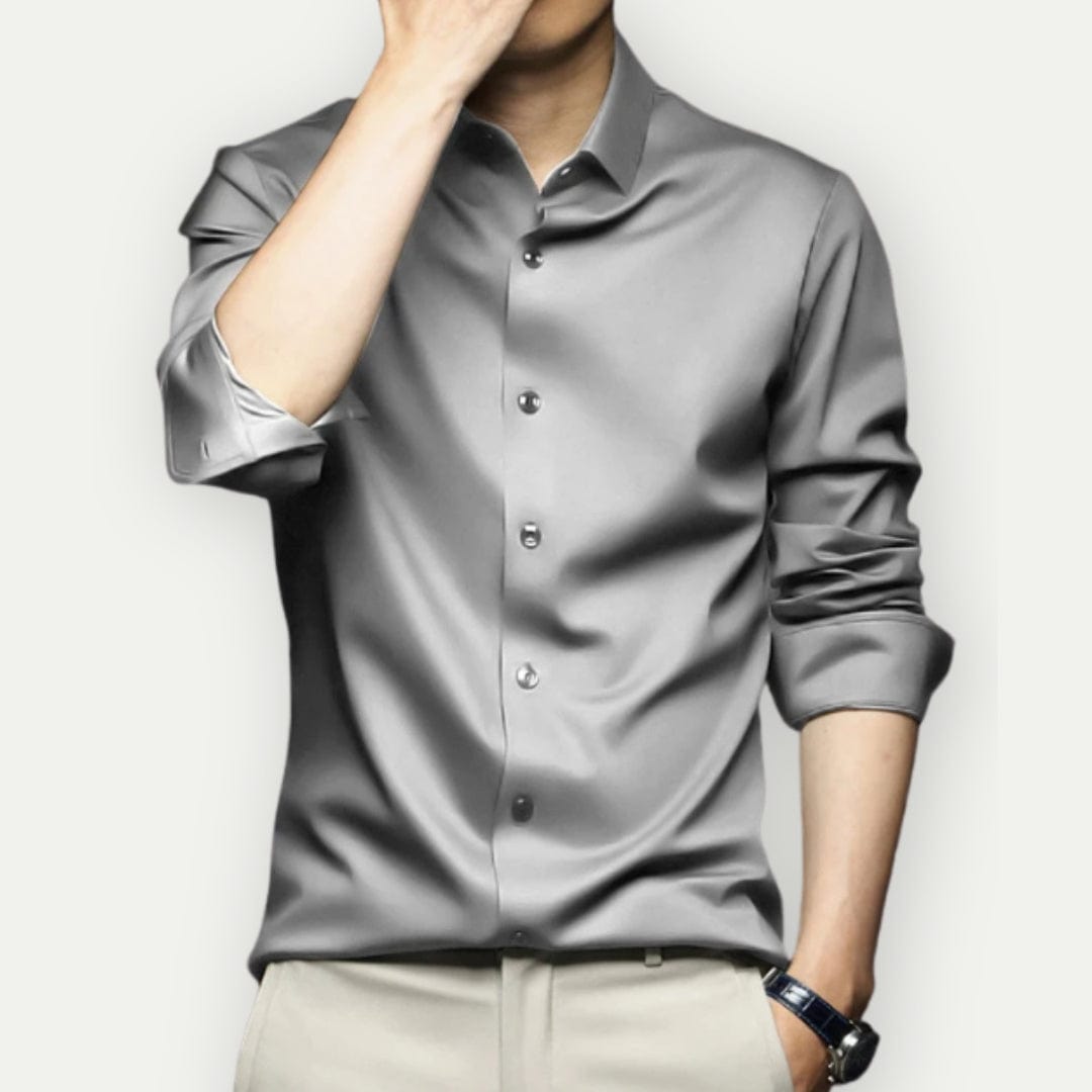 Man in blauw slim fit overhemd en blazer. Formele zakelijke kleding, kreukvrij en comfortabel.