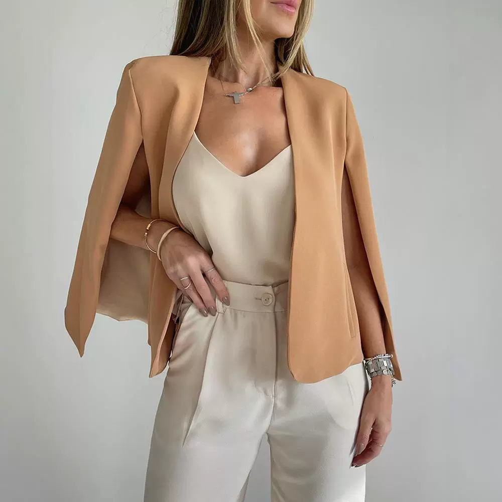Beige dames blazer met open pasvorm en kraagloos design voor casual chic look