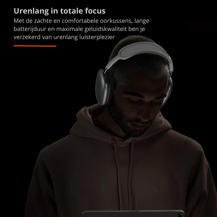 Man gefocust luisterend naar muziek met een donkere HarmoniX koptelefoon