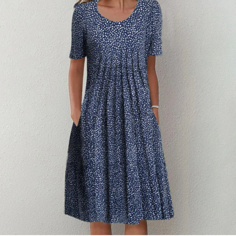 Achterkant van de luchtige dames zomerjurk met bloemenprint. Comfortabele midi-jurk met v-hals voor casual gelegenheden.