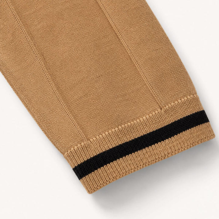 Achterkant van de gebreide heren polo met korte ritskraag. Accent op de pasvorm en comfort.