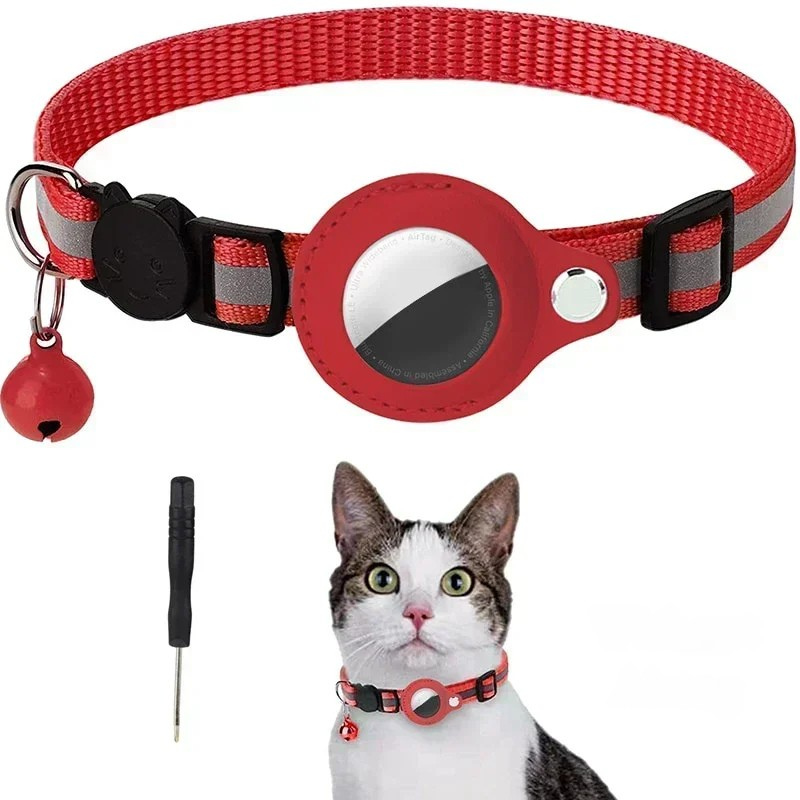 Compacte GPS honden tracker en katten tracker op een witte achtergrond