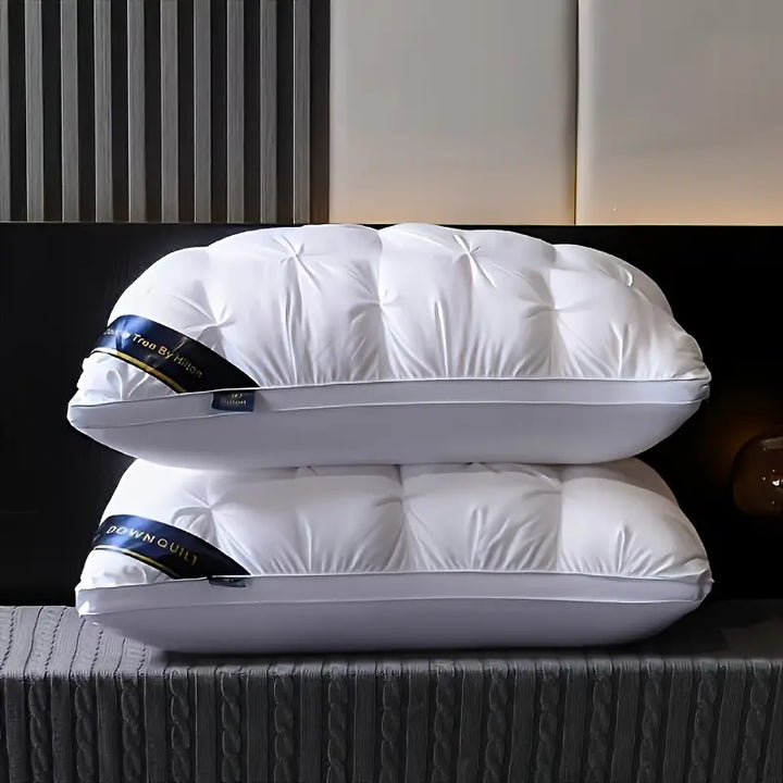 Zijaanzicht van het comfortabele ergonomische hoofdkussen op een opgemaakt bed