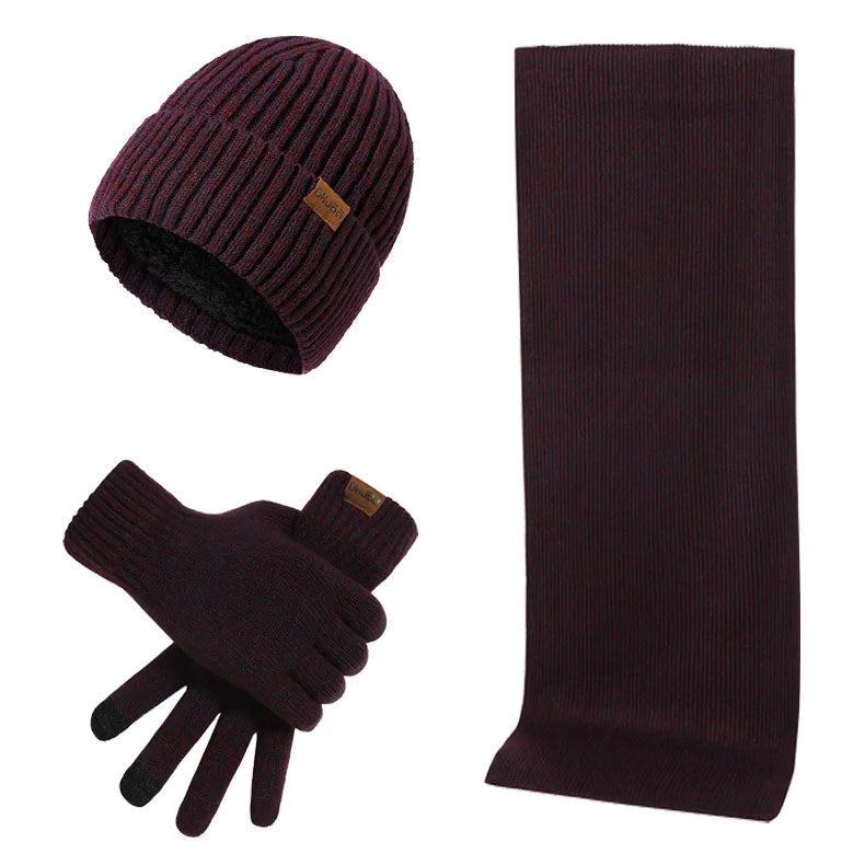 Modebewuste man met de bordeauxrode winterset, klaar voor outdoor activiteiten.