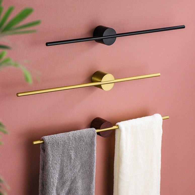 Moderne gouden handdoekhouder voor luxe badkamerinterieur, wandbevestiging.
