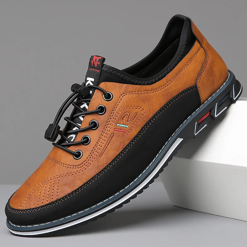 Detailopname van trendy herenschoenen met vetersluiting op een witte standaard