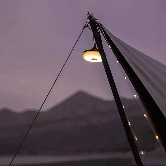 Heldere led sfeerverlichting gewikkeld om een pergola in de achtertuin