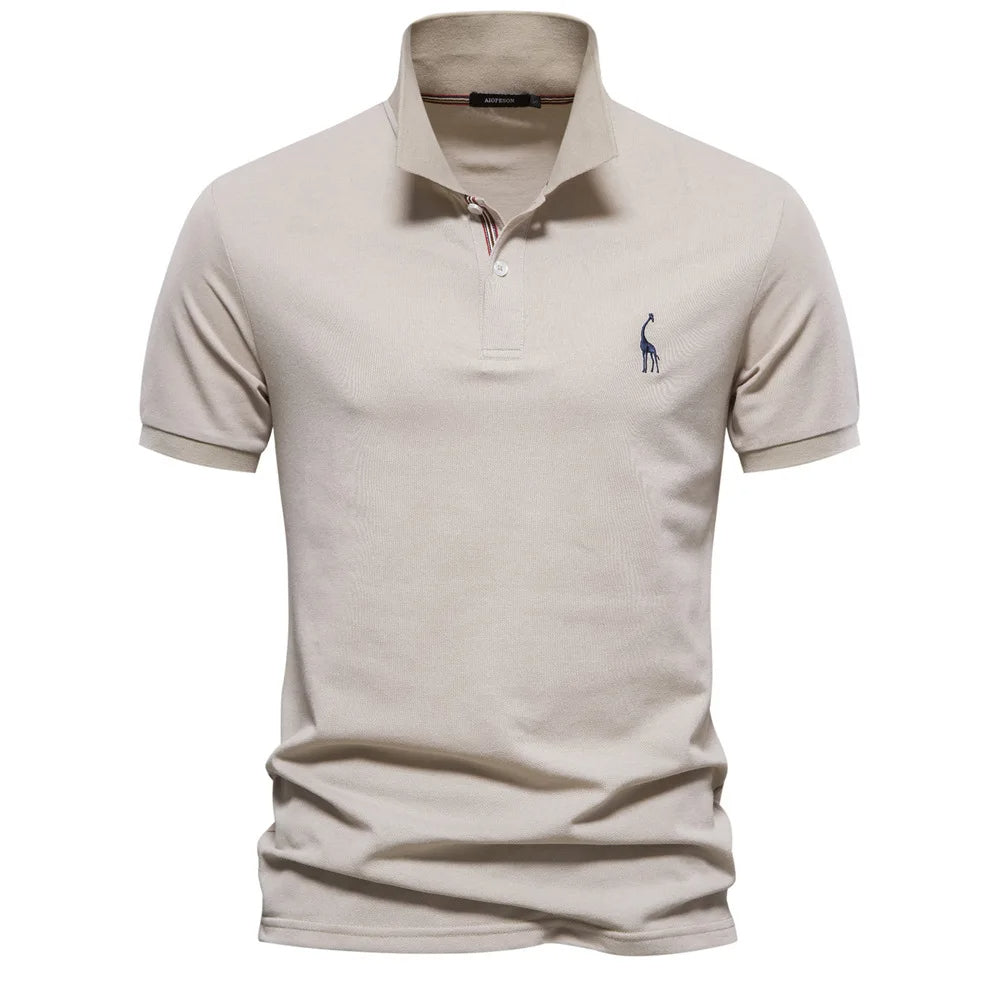 Gedetailleerd borduurwerk op een klassiek heren poloshirt, toont kwaliteit en stijl voor de modieuze man.