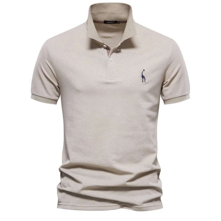 Gedetailleerd borduurwerk op een klassiek heren poloshirt, toont kwaliteit en stijl voor de modieuze man.