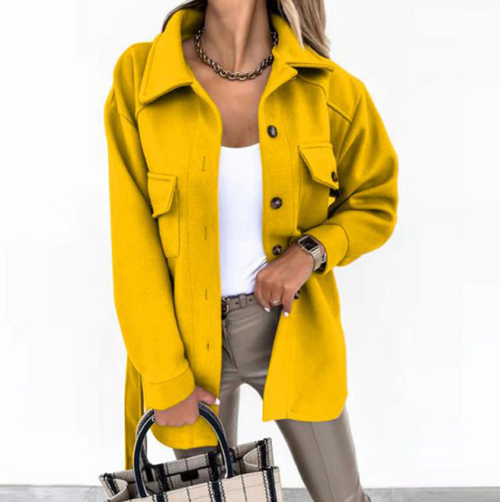 Vrouw in een trendy lentejasje van voren gezien, met de nadruk op de veelzijdigheid van de kledingstijl.