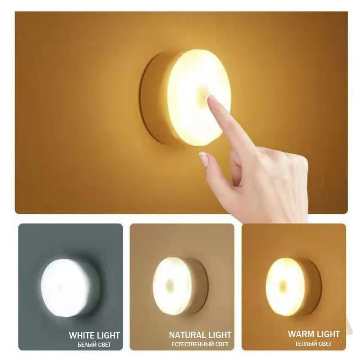 Wandlamp met ingebouwde bewegingssensor brandend in een donkere gang